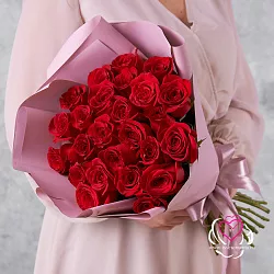 Купить Букет из 25 красных роз 40 см (Эквадор) в упаковке в  с бесплатной доставкой: цена, фото, описание