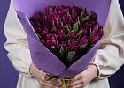 Купить Букет 35 фиолетовых тюльпанов в  с бесплатной доставкой: цена, фото, описание