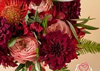 Купить Букет невесты из бордовых георгинов и роз в  с бесплатной доставкой: цена, фото, описание