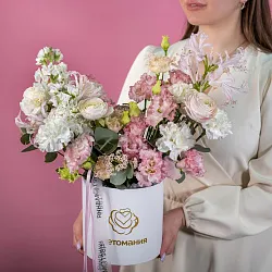 Купить Композиция в шляпной коробке «Ванильное небо» в  с бесплатной доставкой: цена, фото, описание