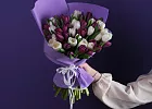 Купить Букет 51 микс белых и фиолетовых тюльпанов в Санкт-Петербурге с бесплатной доставкой: цена, фото, описание