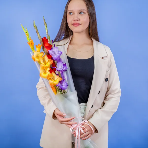 Купить Букет из 3 гладиолусов микс в упаковке в  с бесплатной доставкой: цена, фото, описание