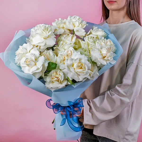 Купить Букет из 25 белых французских роз в  с бесплатной доставкой: цена, фото, описание