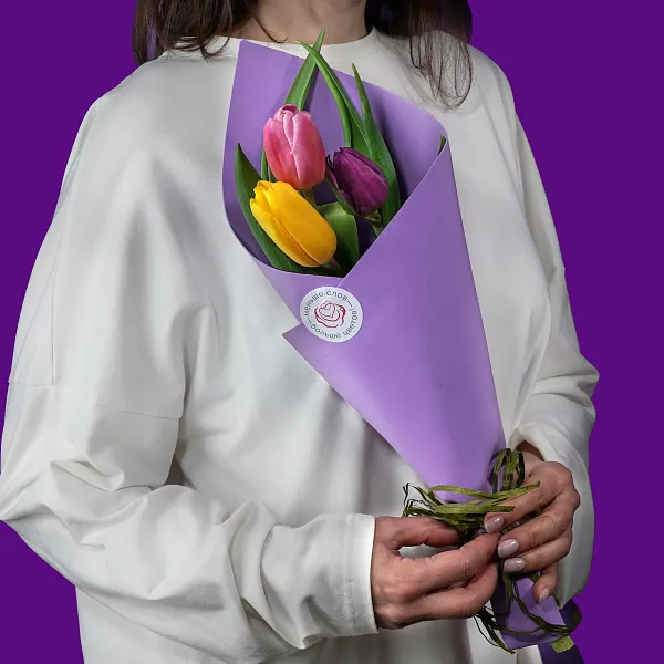Купить Букет 3 тюльпана микс в упаковке в Санкт-Петербурге с бесплатной доставкой: цена, фото, описание