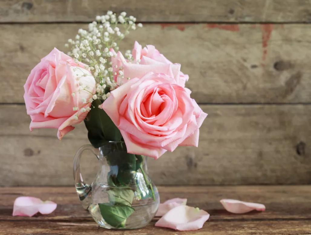 Советы флористов, чтобы ваши розы простояли в вазе дольше