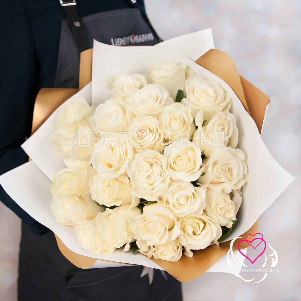 Букет из 25 белых роз 40 см (Эквадор) в упаковке цена и фото