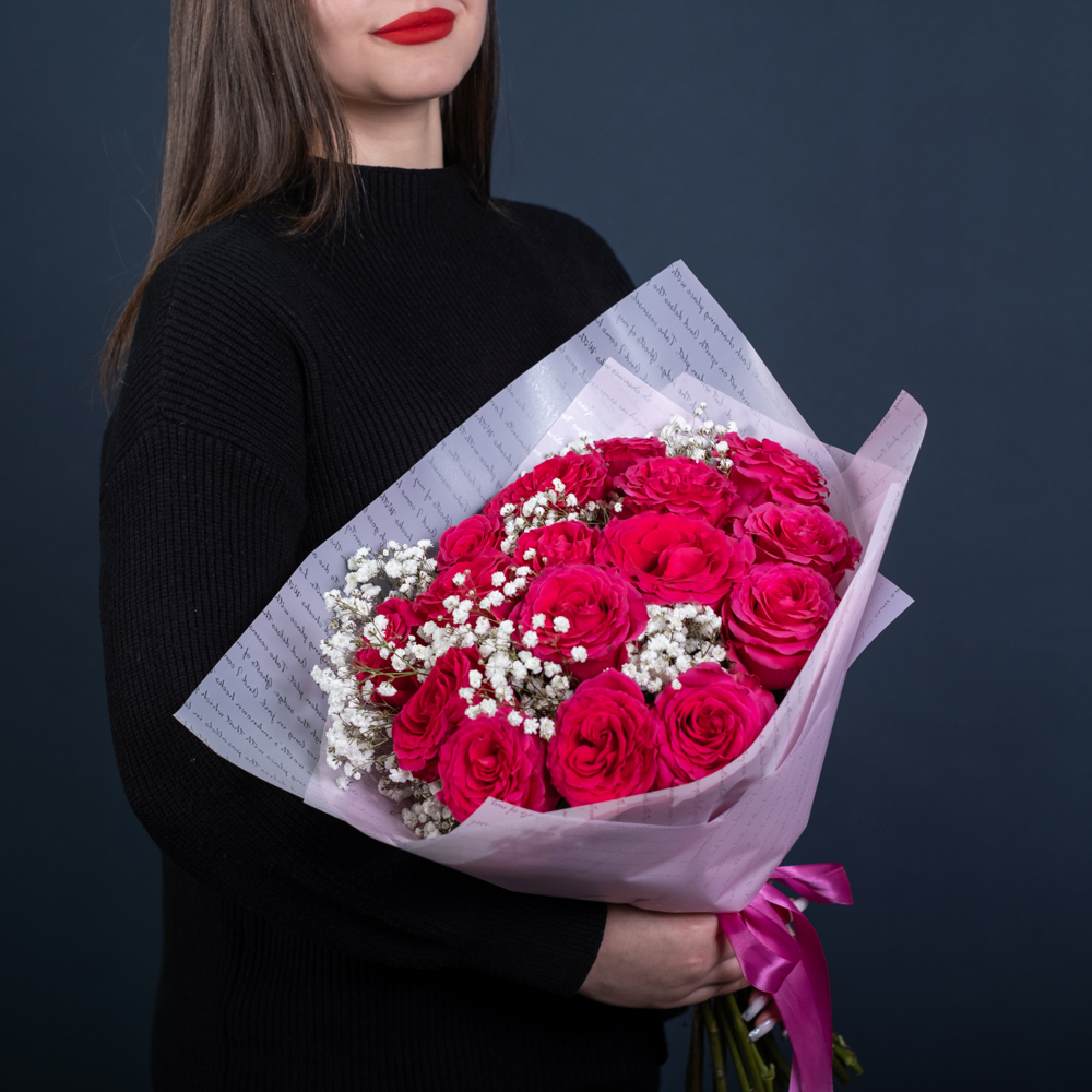 Букет из розовых роз с гипсофилами