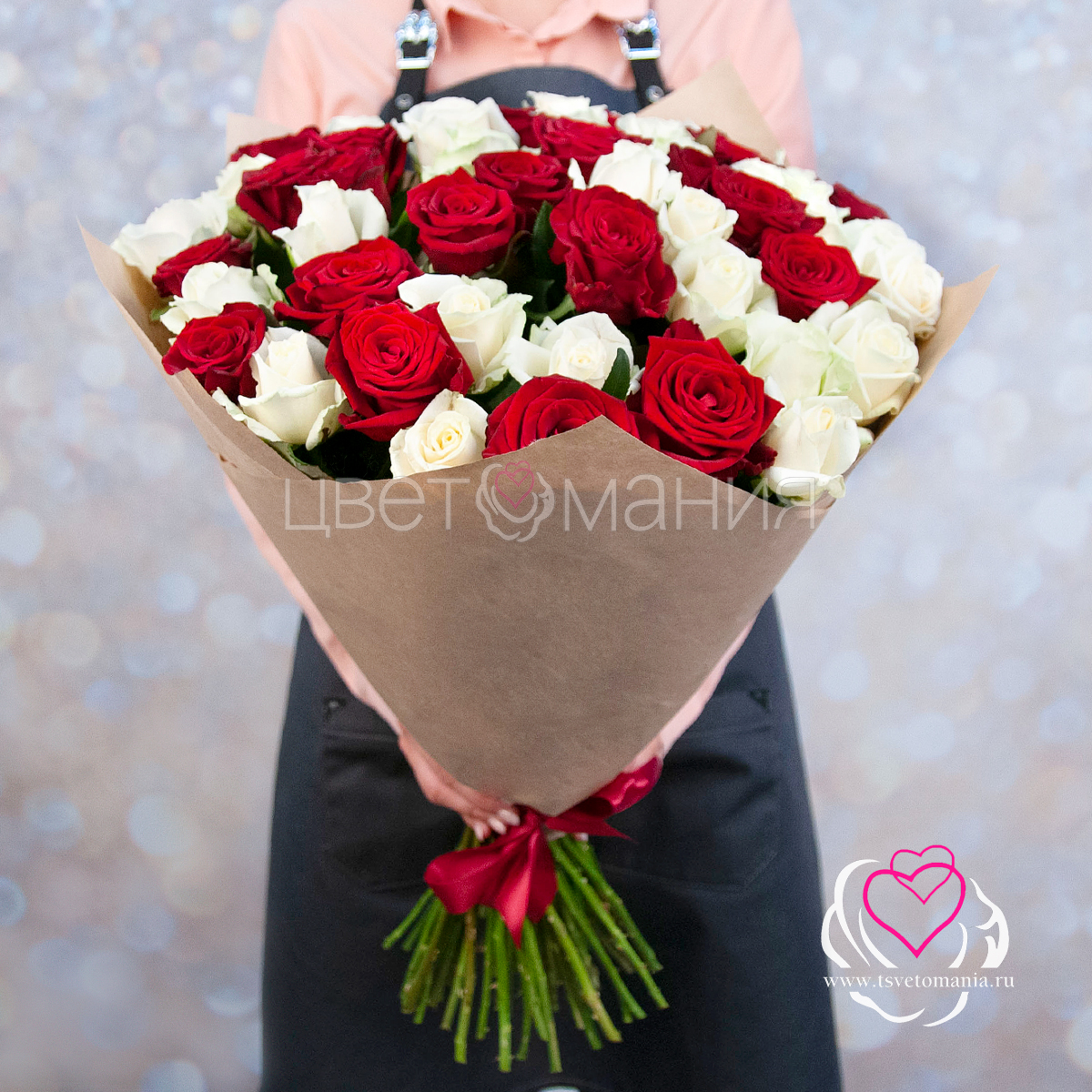 Букет из 51 белой и красной розы 60 см (Россия) в упаковке
