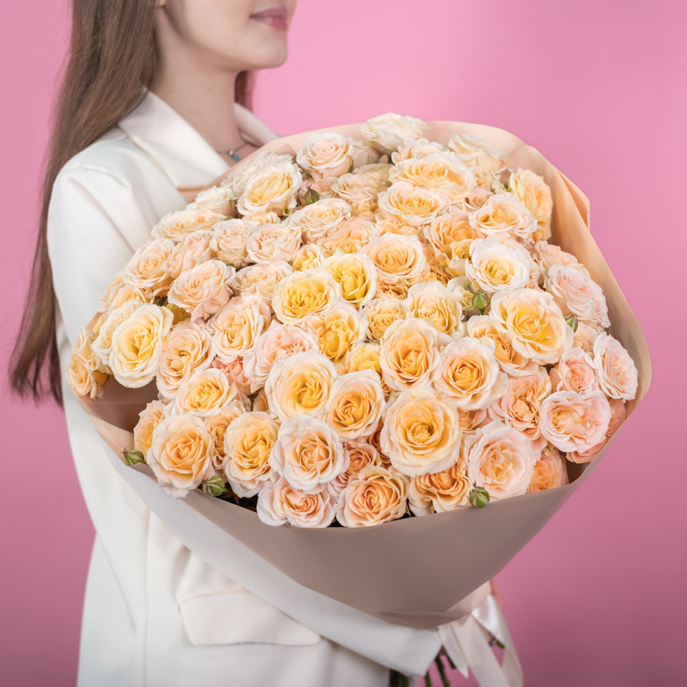 Букет из 25 кремовых кустовых роз 60 см