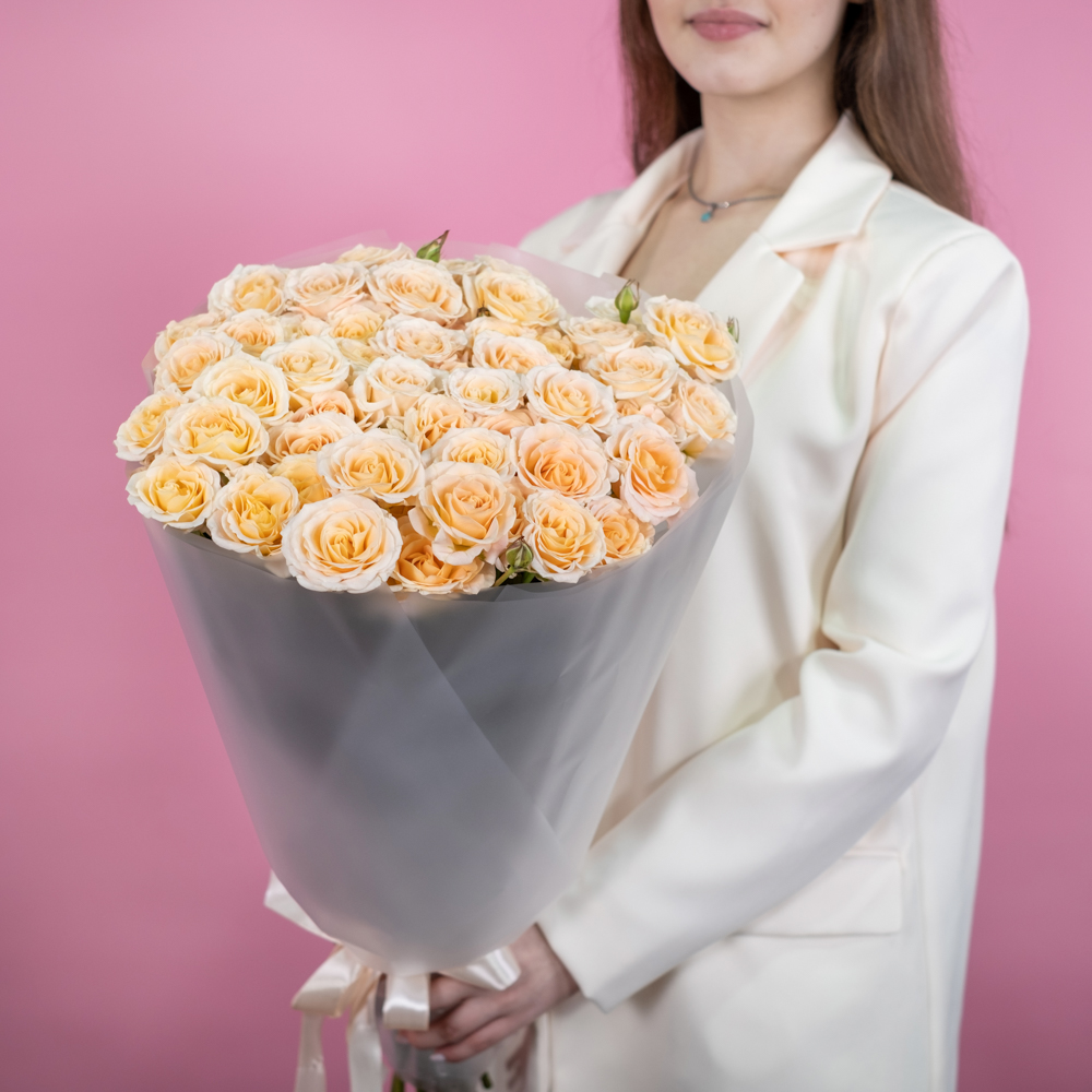 Букет из 15 кремовых кустовых роз 60 см