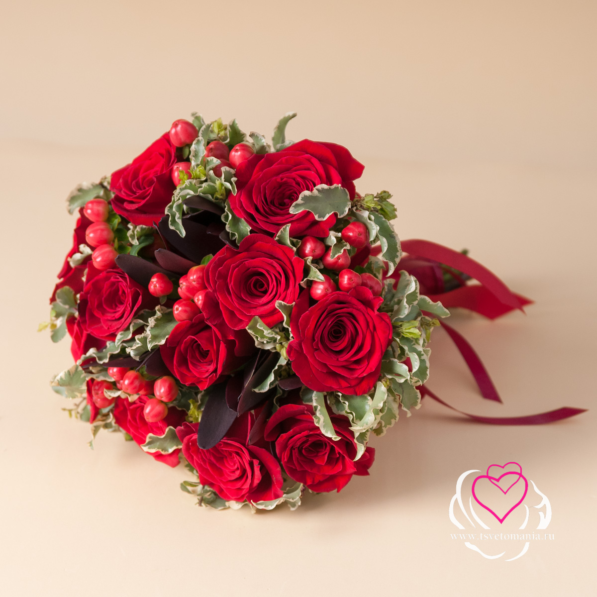 Букет невесты из красных роз и гиперикума