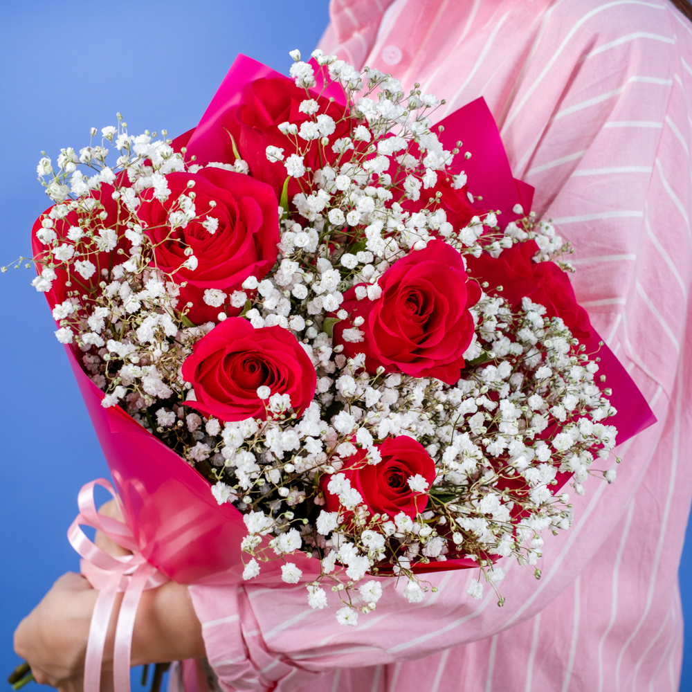 Букет из красных роз и гипсофил