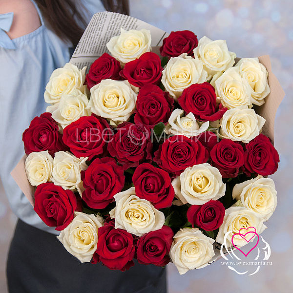 Купить Букет из 35 белых и красных роз 60 см (Россия) в упаковке в Санкт-Петербурге с бесплатной доставкой: цена, фото, описание