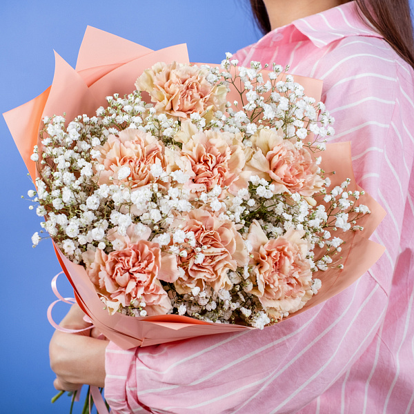 Купить Букет из гвоздик с гипсофилами в  с бесплатной доставкой: цена, фото, описание