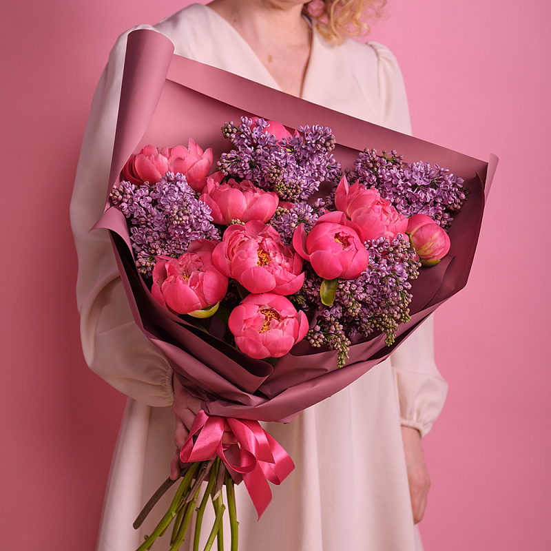 Букет из 9 пионов с сиренью
