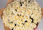 Купить Букет из 65 белых роз 60 см в упаковке (Эквадор) в Санкт-Петербурге с бесплатной доставкой: цена, фото, описание