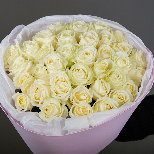 Купить Букет из 35 белых роз 60 см (Россия) в упаковке в  с бесплатной доставкой: цена, фото, описание
