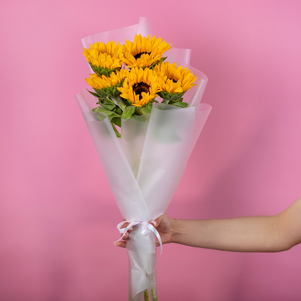 Купить Букет из 5 подсолнухов в  с бесплатной доставкой: цена, фото, описание