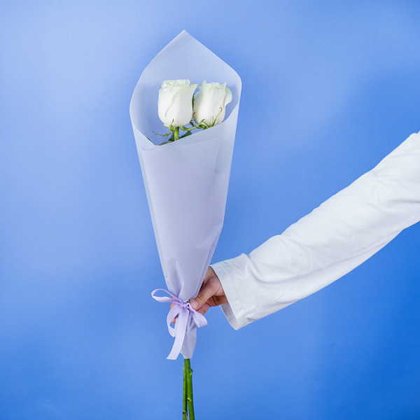 Купить Букет из 2 белых роз 50 см (Эквадор) в  с бесплатной доставкой: цена, фото, описание