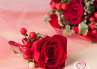 Купить Букет невесты из красных роз и гиперикума в Санкт-Петербурге с бесплатной доставкой: цена, фото, описание