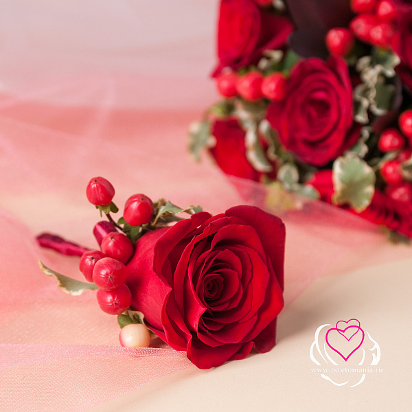 Купить Букет невесты из красных роз и гиперикума в  с бесплатной доставкой: цена, фото, описание