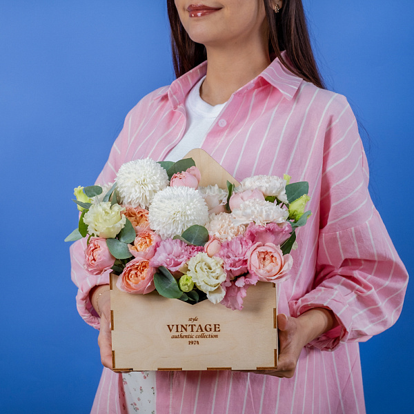 Купить Композиция в деревянном ящике «Приятный сюрприз» в  с бесплатной доставкой: цена, фото, описание