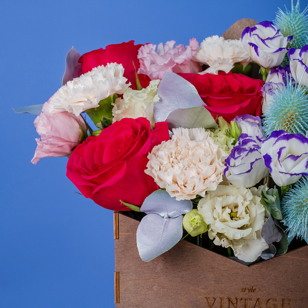 Купить Композиция в деревянном ящике «Магия цветов» в  с бесплатной доставкой: цена, фото, описание