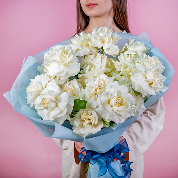 Купить Букет из 25 белых французских роз в  с бесплатной доставкой: цена, фото, описание