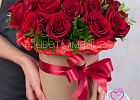 Купить «25 красных роз» в шляпной коробке в Санкт-Петербурге с бесплатной доставкой: цена, фото, описание