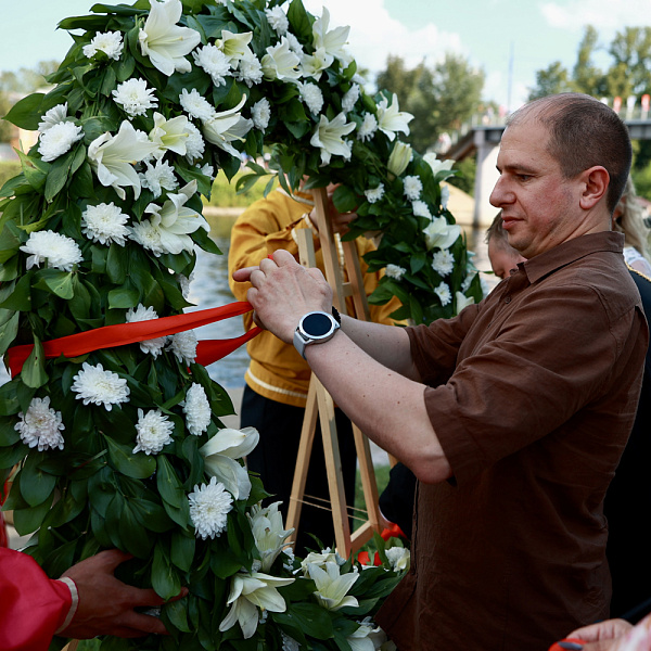 Купить Венок из живых цветов в  с бесплатной доставкой: цена, фото, описание