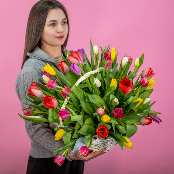 Купить Корзина 51 тюльпан микс в  с бесплатной доставкой: цена, фото, описание