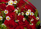 Купить Букет из красных роз и ромашек в  с бесплатной доставкой: цена, фото, описание