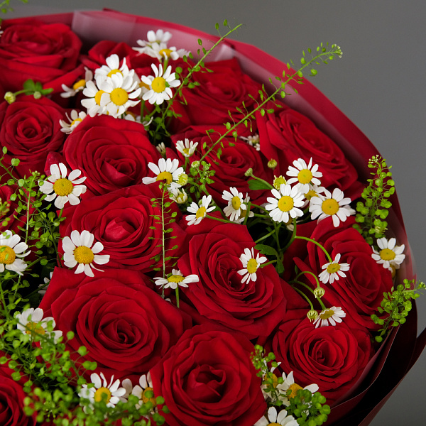 Купить Букет из красных роз и ромашек в  с бесплатной доставкой: цена, фото, описание