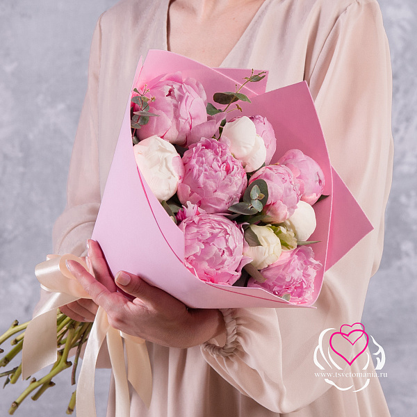 Купить Букет из 11 белых и розовых пионов (Премиум) с эвкалиптом в  с бесплатной доставкой: цена, фото, описание