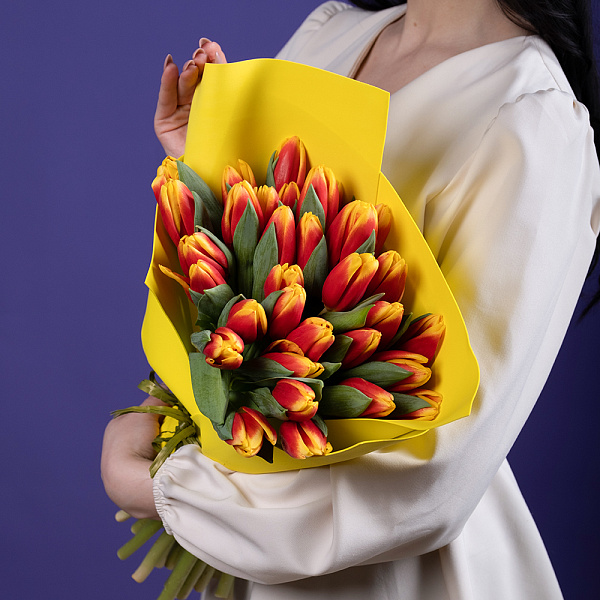 Купить Букет 35 красно-желтых тюльпанов в  с бесплатной доставкой: цена, фото, описание