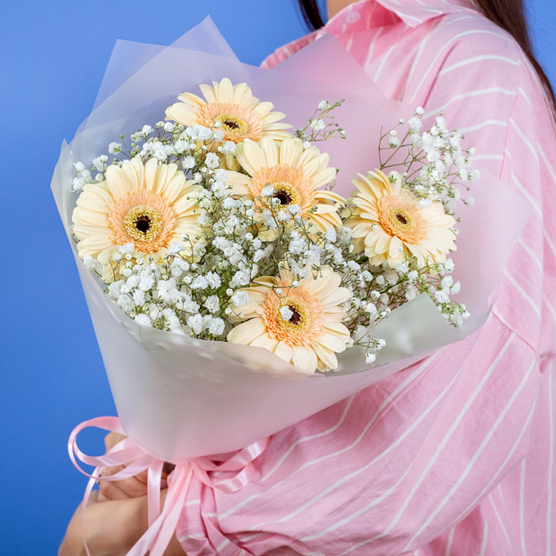 Букет из гербер с гипсофилами