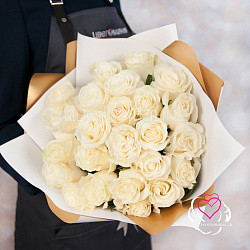 Купить Букет из 25 белых роз 40 см (Эквадор) в упаковке в Санкт-Петербурге с бесплатной доставкой: цена, фото, описание