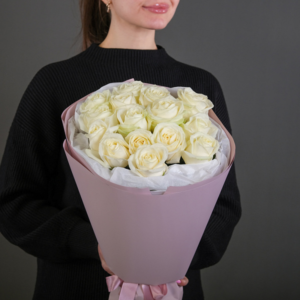 Купить Букет из 15 белых роз 60 см (Россия) в упаковке в  с бесплатной доставкой: цена, фото, описание