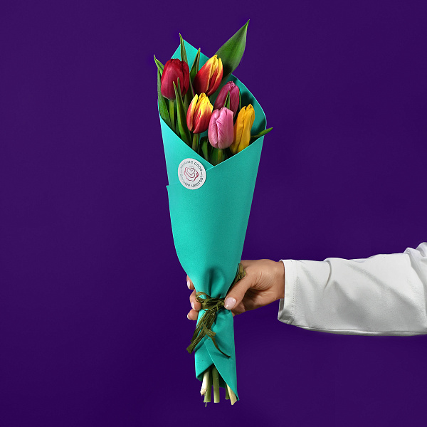 Купить Букет 7 тюльпанов микс в упаковке в  с бесплатной доставкой: цена, фото, описание