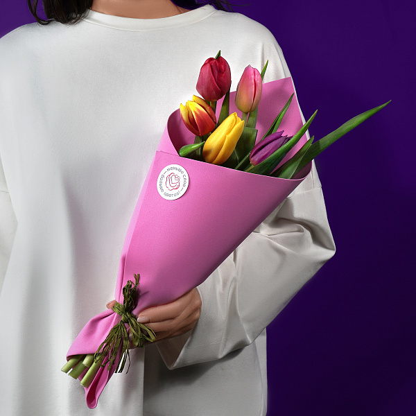 Купить Букет 5 тюльпанов микс в упаковке в  с бесплатной доставкой: цена, фото, описание