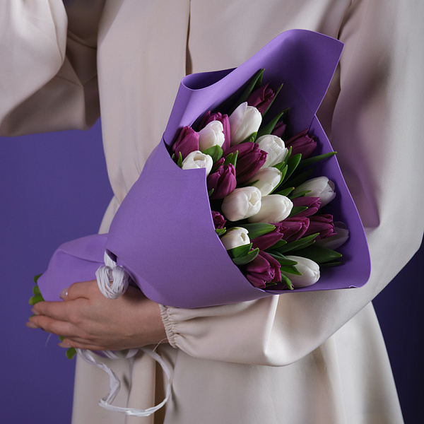 Купить Букет 25 микс белых и фиолетовых тюльпанов в  с бесплатной доставкой: цена, фото, описание
