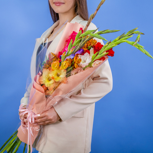 Купить Букет из 7 гладиолусов микс с альстромерией в  с бесплатной доставкой: цена, фото, описание