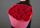 Купить Букет из 35 красных роз 60 см (Россия) в упаковке в  с бесплатной доставкой: цена, фото, описание