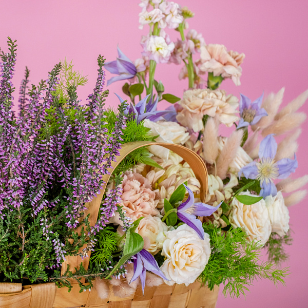 Купить Композиция в корзине «Сказочная история» в  с бесплатной доставкой: цена, фото, описание