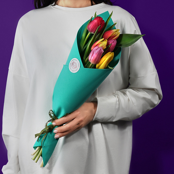 Купить Букет 7 тюльпанов микс в упаковке в  с бесплатной доставкой: цена, фото, описание