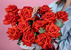 Купить Корзина 15 алых французских роз с эвкалиптом в  с бесплатной доставкой: цена, фото, описание