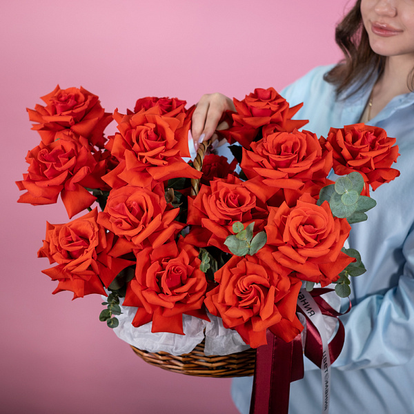 Купить Корзина 15 алых французских роз с эвкалиптом в  с бесплатной доставкой: цена, фото, описание