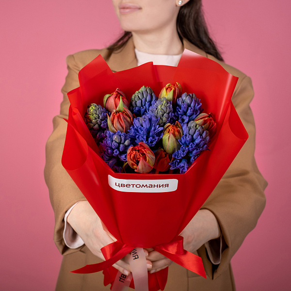 Купить Букет из красных тюльпанов и синих гиацинтов в  с бесплатной доставкой: цена, фото, описание