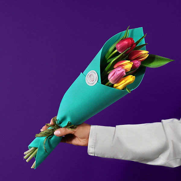 Купить Букет 7 тюльпанов микс в упаковке в  с бесплатной доставкой: цена, фото, описание