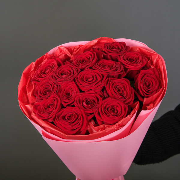Купить Букет из 15 красных роз 60 см (Россия) в упаковке в  с бесплатной доставкой: цена, фото, описание